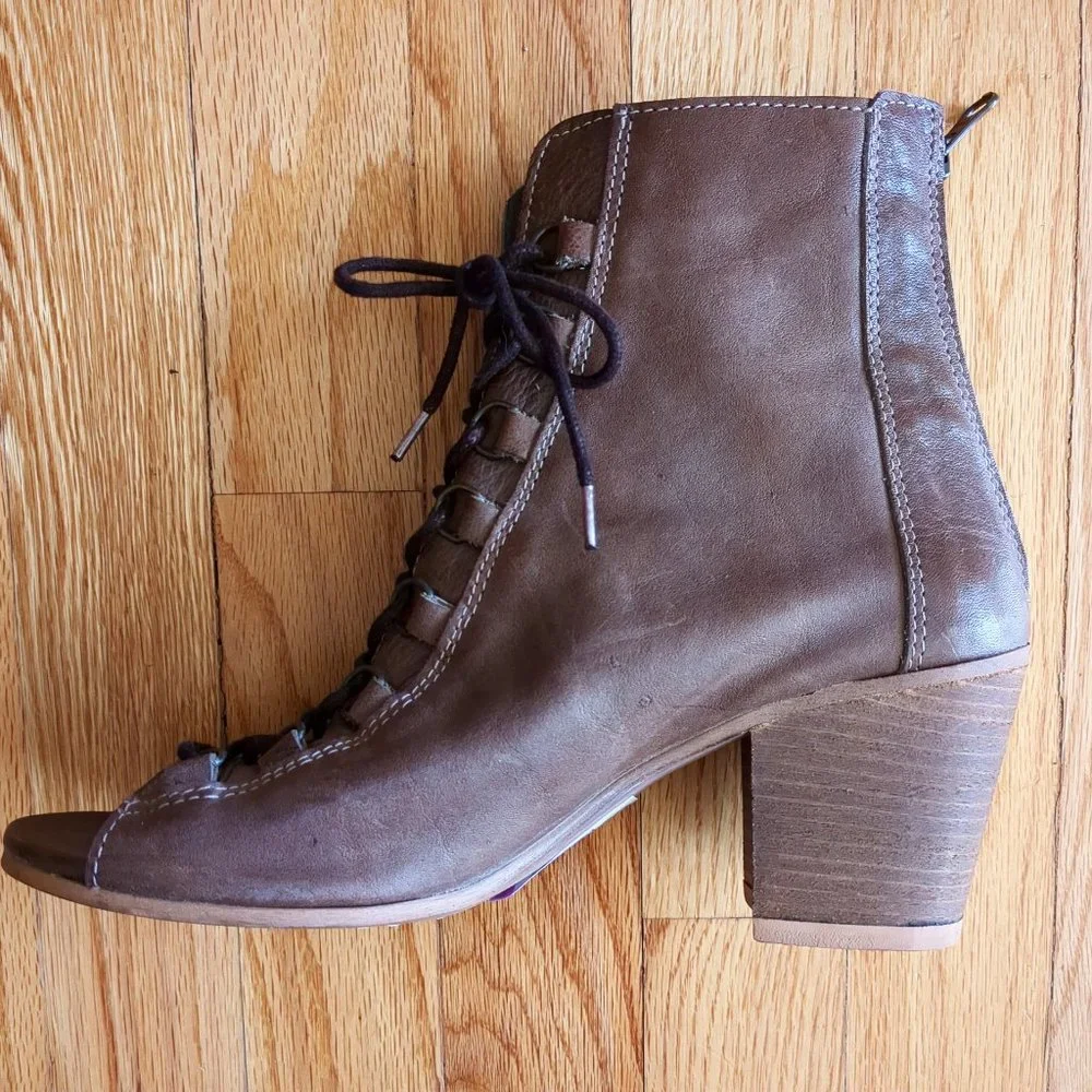 [SOLD] Felmini Soft Pebbled Leather Lace Up Peep Toe Portugal Block Heel Bootie - Picture 2 of 16